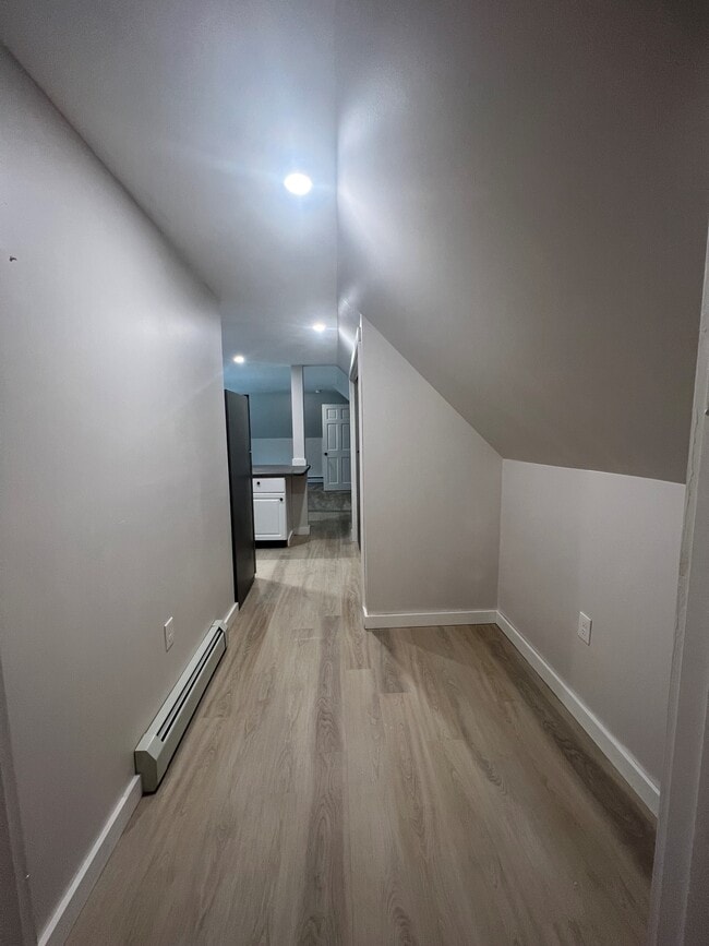 Pasillo al baño - 20 Maguire Rd Unidad Maguire