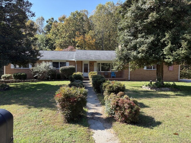 Building Photo - Great Family Home for Rent in Henderson Co... Unit Main House