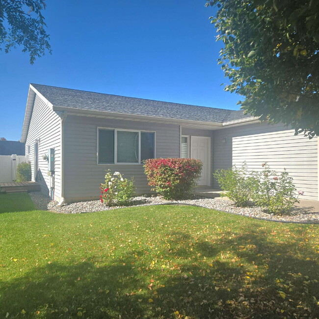 Building Photo - Townhouse, newly available