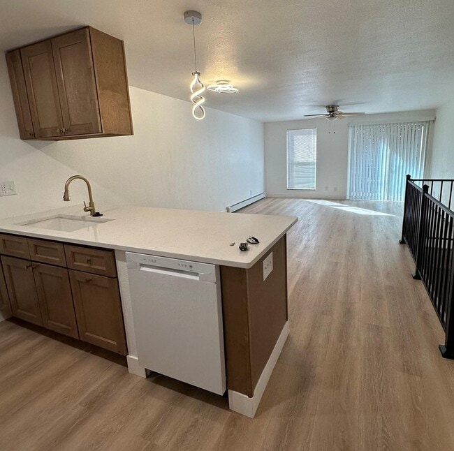 Cocina y sala de estar/comedor - 1065 University Ave Unidad 113