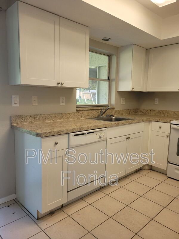 Photo - 1578 Adrian St