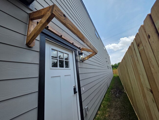 Photo - ? Stunning Duplex with Garage & Modern Fin...