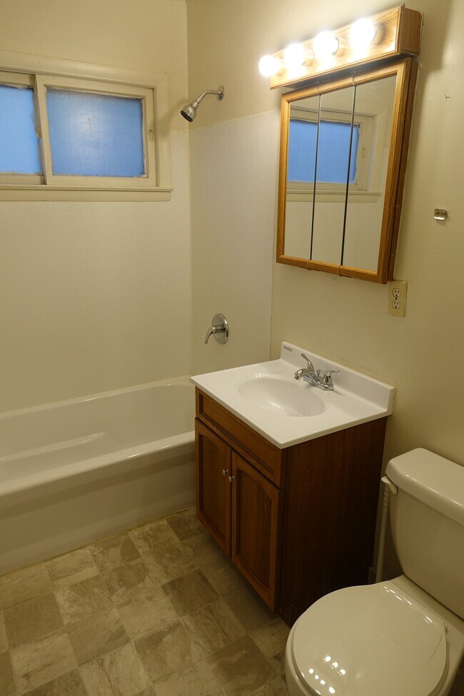 Photo - 5824-26 N 83rd St