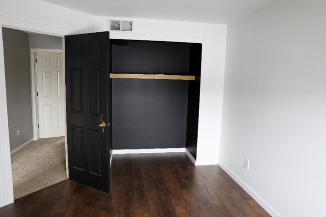 Photo - 8017 Stratford Cir S