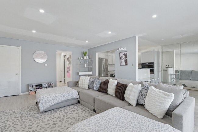 Photo - 827 194th St