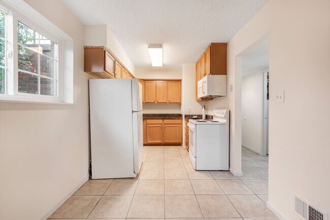 Photo - Beautiful 2 Bedroom Lower Level Condo in L...