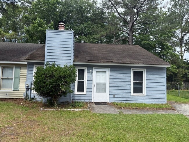 Building Photo - Two bedroom one bath duplex