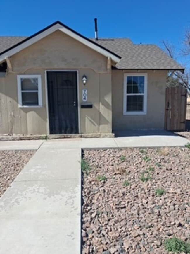 Building Photo - Cute Updated One Bedroom Near Park & Schools!  Pets Welcome!