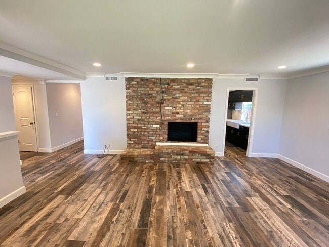 Building Photo - Gorgeous 3 bedroom 2 bath single family ho... Rental