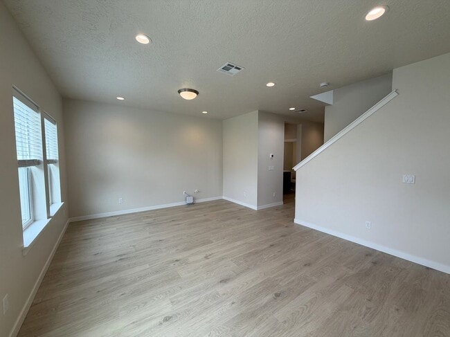 Photo - 3411 Scree St