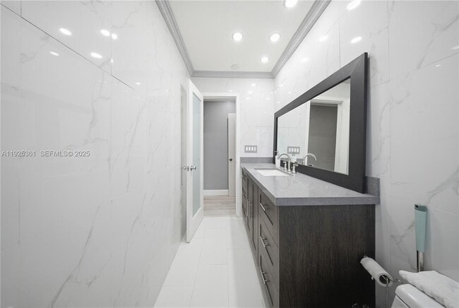 Photo - 300 NE 175th St