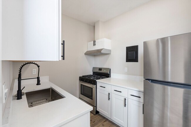 Building Photo - Fully Renovated Studio - Near PDX Airport ... Unit 7325 - #2