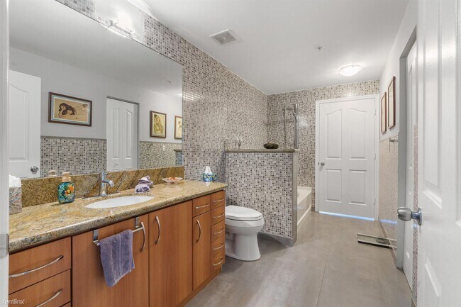 Photo - 3 br, 2 bath House - 250 NE 3rd Ave # 1412