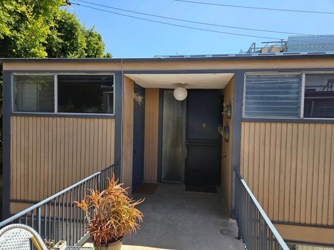 Entrada a la unidad 15 - 1145 Yale St Unidad 15