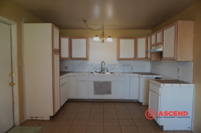 Building Photo - Beautiful 3-Bedroom Home