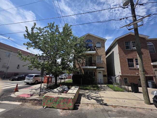Building Photo - 203 Halladay St Unit 1