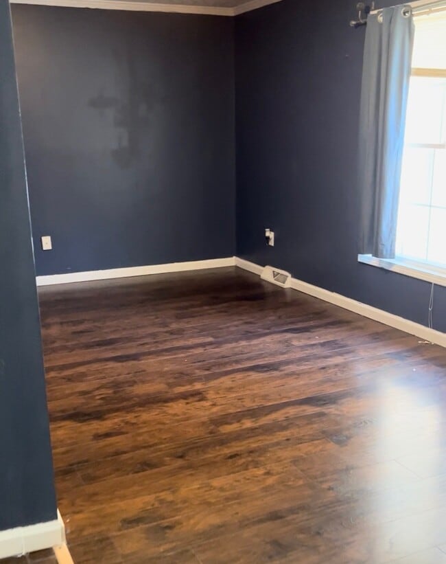 Photo - 484 Wichert Ln