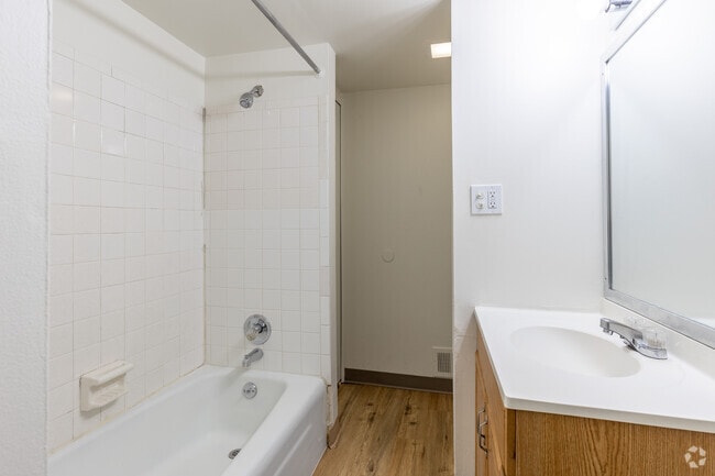 1BR, 1BA - 700SF - Bathroom - Metro Woods Apartments