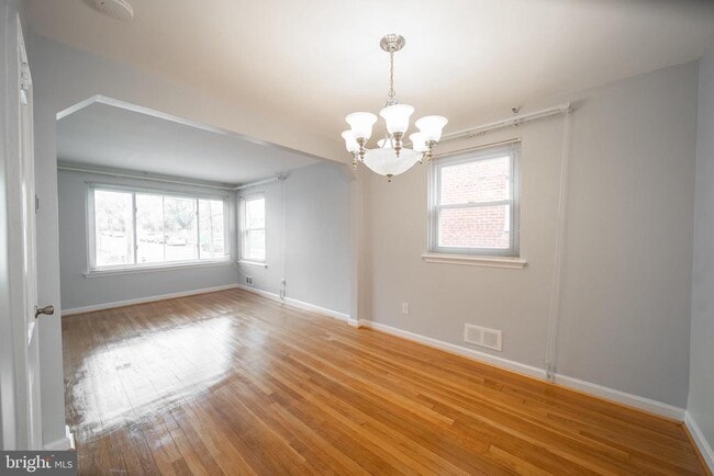 Building Photo - 604 Nicholson St NE Rental