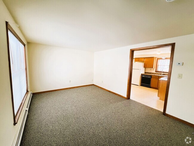 Building Photo - Spacious & Updated 2-Bedroom Apartment in ...