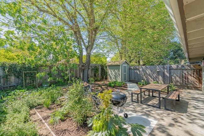 Photo - 916-918 Drake Drive Unit 916
