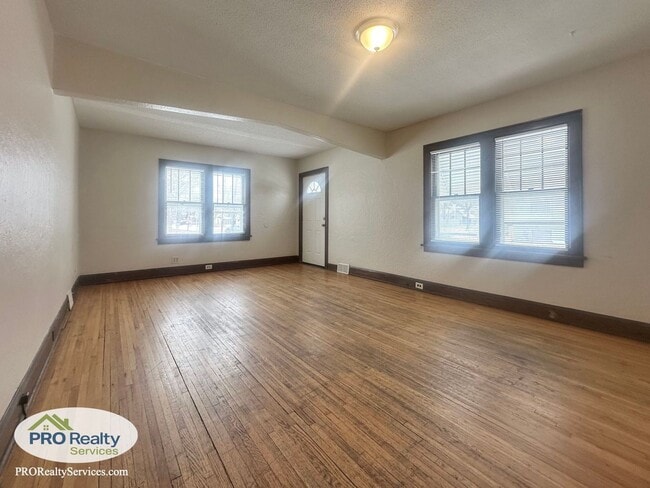 Building Photo - 4001-4003 N Bryant Ave