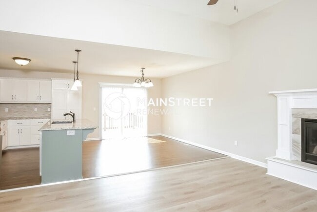 Photo - 4 Bedroom Pet-Friendly Home in Kearney, MO with Main Street Renewal