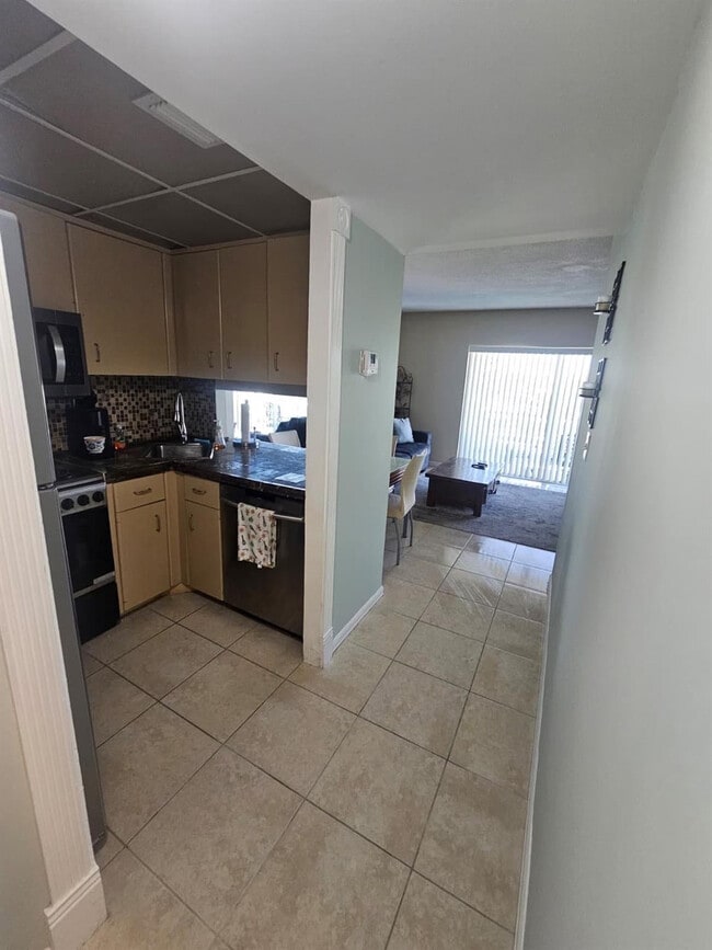 Building Photo - 2900 NE 30th St Unit E4