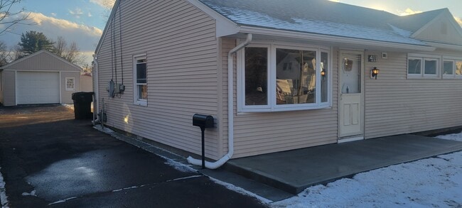 Vista de la entrada - 411 Brewer St