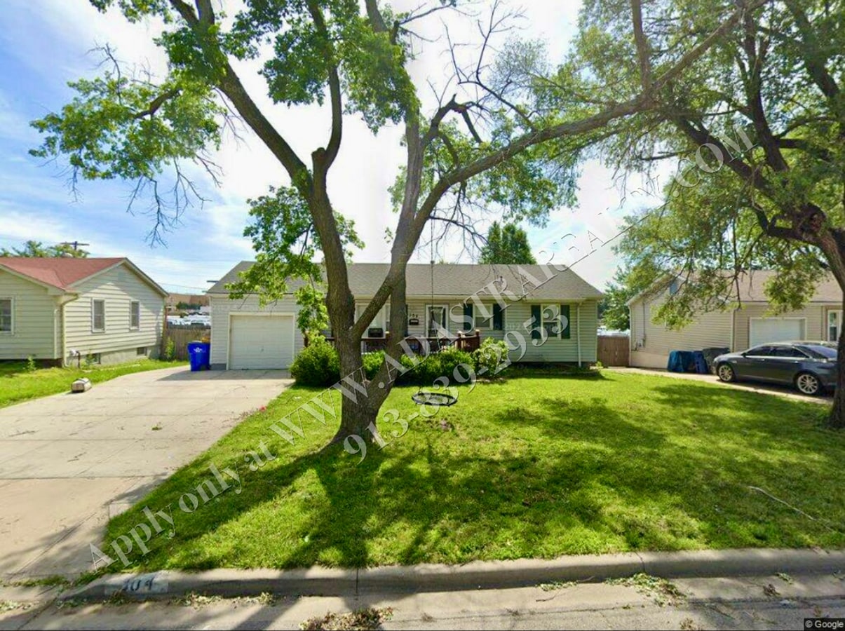 Cute 3 Bed 1 Bath Home in Olathe-Available... - Cute 3 Bed 1 Bath Home in Olathe-Available...