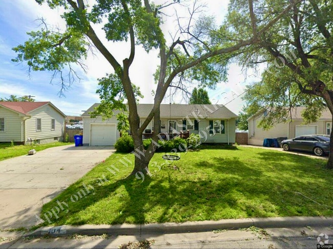 Building Photo - Cute 3 Bed 1 Bath Home in Olathe-Available...