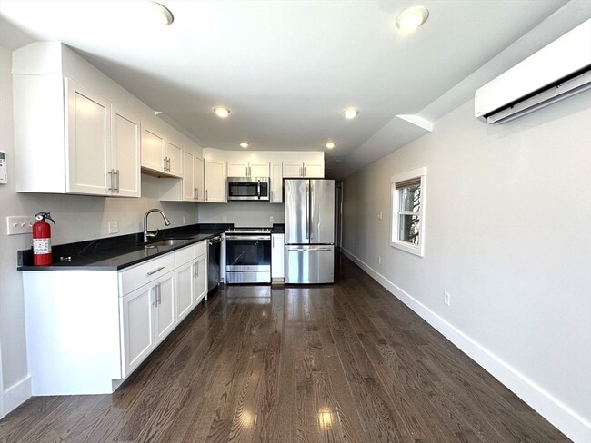 Building Photo - 142 Main St Unit 3