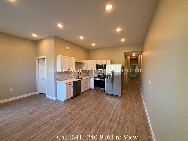 Building Photo - 2601 SW Hailey Ave