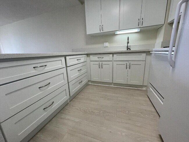 Photo - KUKUI PLAZA 1/1/1 Ewa Twr, sec, A/C, pool,... Unidad 713 e