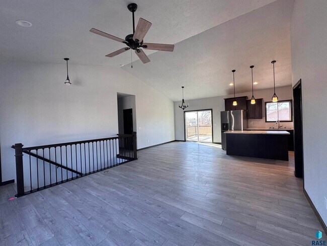 Photo - 415 N Elm St