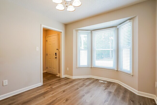 Photo - 303 Southampton Dr