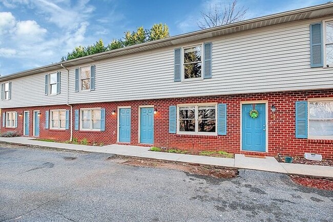 Photo - Updated 2BD/1.5BA Hickory Townhome