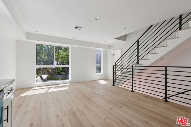 2111 Holly Dr