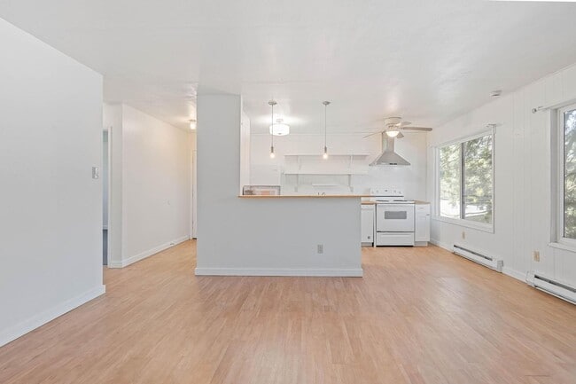 Photo - $500 off! Updated, upstairs 2-bdrm/1-bath triplex apt—On-site w/d, off-street parking, near downt... Unidad 9232