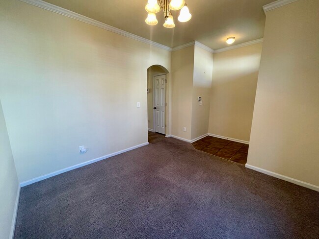 Dining Room - 402 Glenhaven Ln