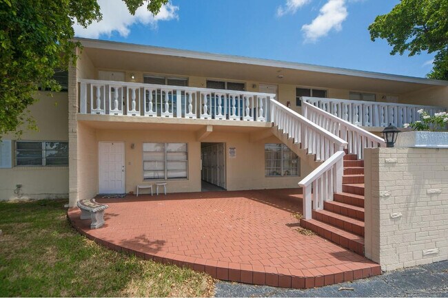 Building Photo - 1033 NW 30th Ct Unit 4