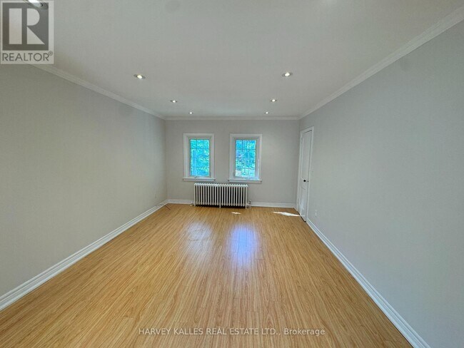 Photo - 38 Strathgowan Ave Unit Upper