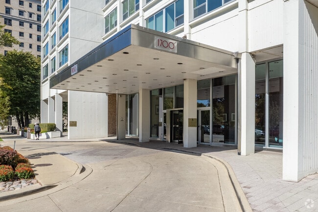 Photo - 1700 E 56th St