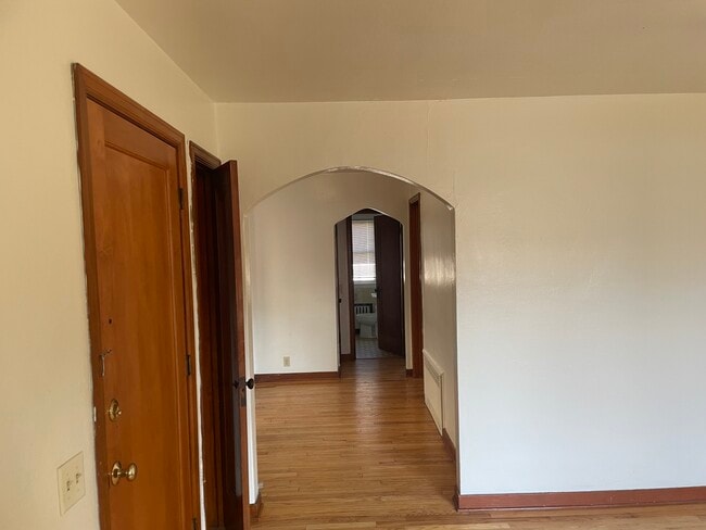 Mirando hacia la cocina/baño desde la sala de estar. - 2009 Carey Ct Unidad 2