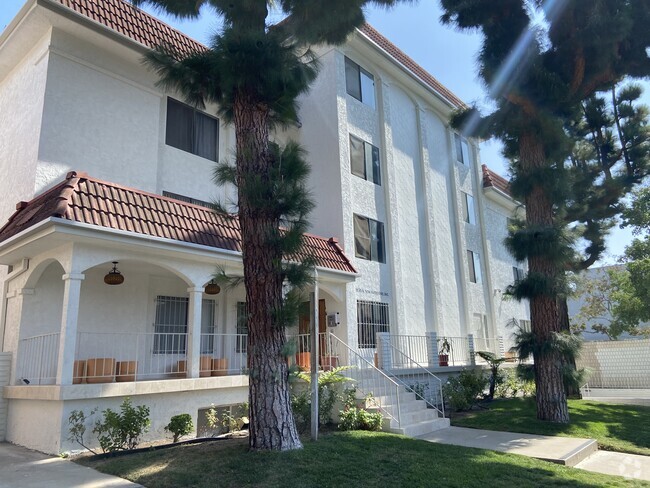 1836 N. New Hampshire - New Hampshire Luxurious Apts