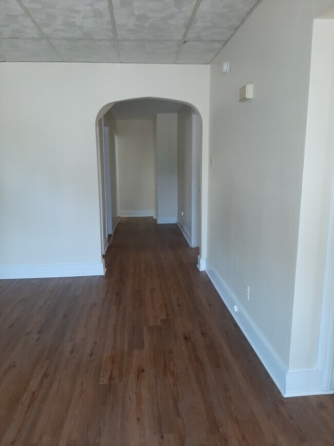 Livingroom hallway - 405 East St Unidad 1F