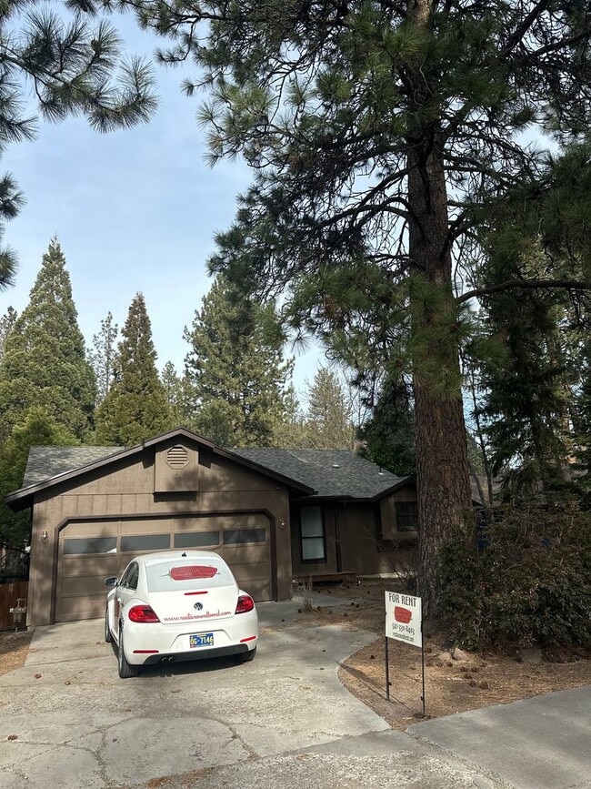 Building Photo - Updated SW Bend Home with Large Backyard!