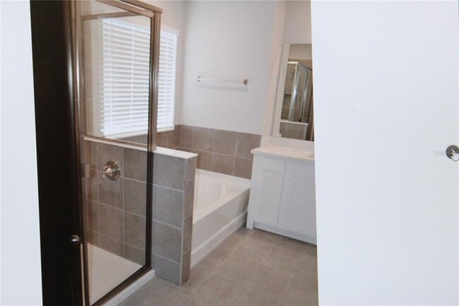 Photo - 2518 Warren Acrs Blvd