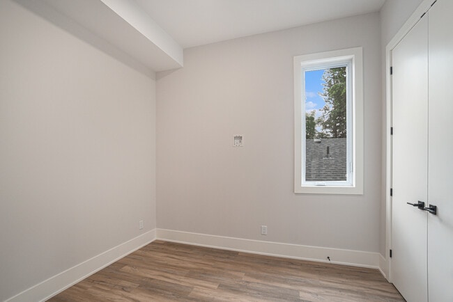 Photo - 404 Eden Av