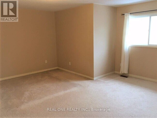 Photo - 141 Nahanni Dr